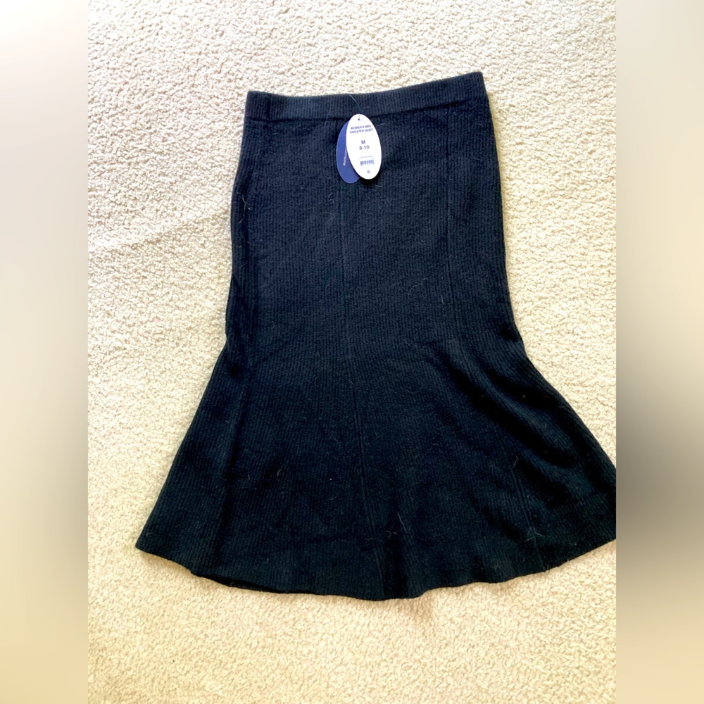 Scoop Midi Sweater Skirt with Flair at Bottom Size M
